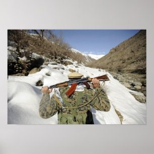 Een Mujahadeen Guard loopt met een Amerikaans mili Poster