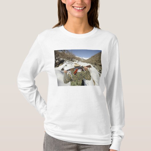 Een Mujahadeen Guard loopt met een Amerikaans mili T-shirt (Voorkant)