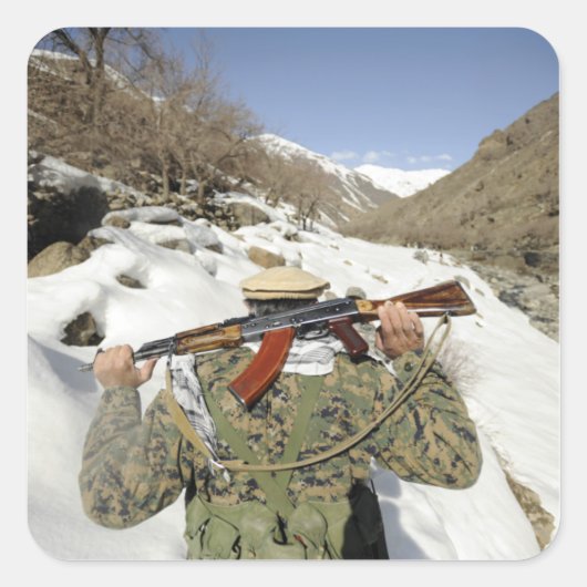 Een Mujahadeen Guard loopt met een Amerikaans mili Vierkante Sticker (Voorkant)