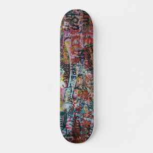 een muur vol graffiti persoonlijk skateboard