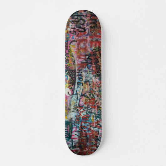 een muur vol graffiti persoonlijk skateboard (Voorkant)