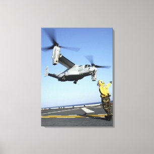 Een MV-22 Osprey lanceringen van de Nassau van USS Canvas Afdruk