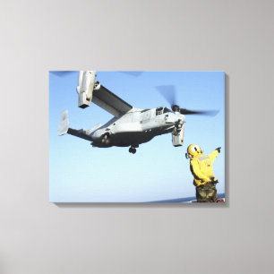Een MV-22 Osprey lanceringen van de Nassau van USS Canvas Afdruk