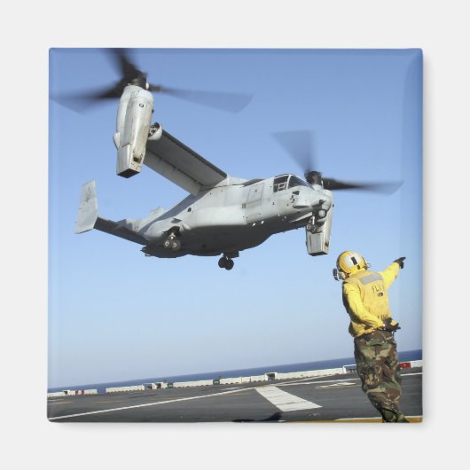 Een MV-22 Osprey lanceringen van de Nassau van USS Magneet (Voorkant)
