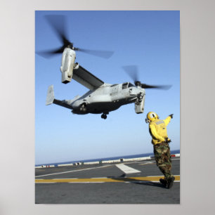 Een MV-22 Osprey lanceringen van de Nassau van USS Poster