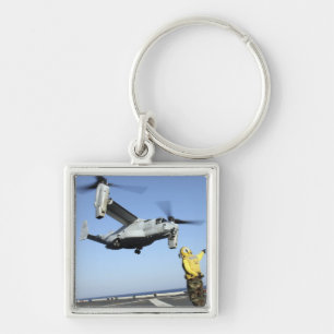 Een MV-22 Osprey lanceringen van de Nassau van USS Sleutelhanger