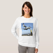 Een MV-22 Osprey lanceringen van de Nassau van USS T-shirt (Voorkant volledig)