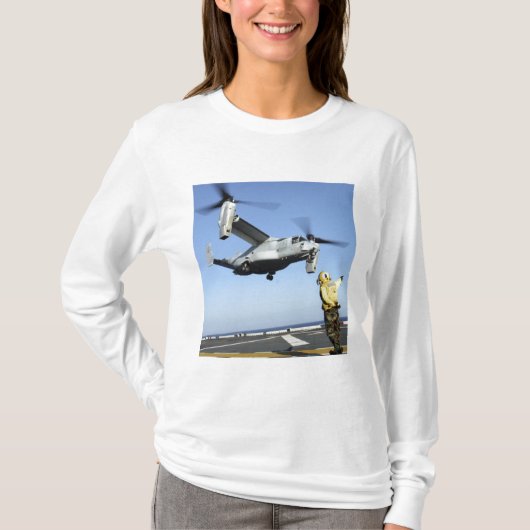 Een MV-22 Osprey lanceringen van de Nassau van USS T-shirt (Voorkant)