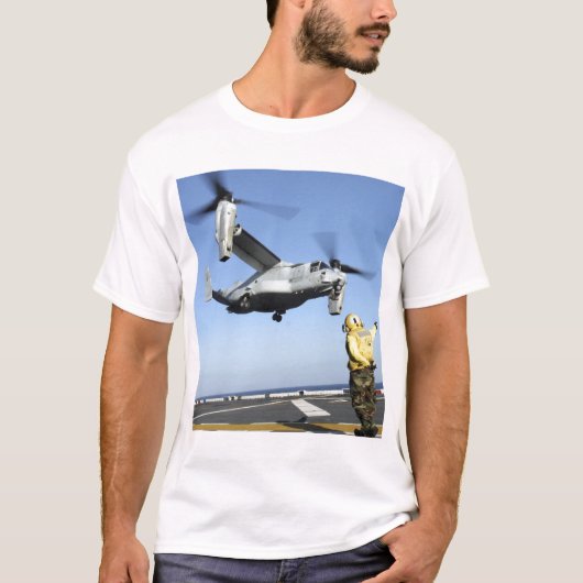 Een MV-22 Osprey lanceringen van de Nassau van USS T-shirt (Voorkant)