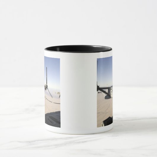 Een MV-22 Osprey vult midflight Mok (Midden)