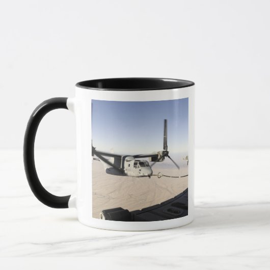 Een MV-22 Osprey vult midflight Mok (Links)