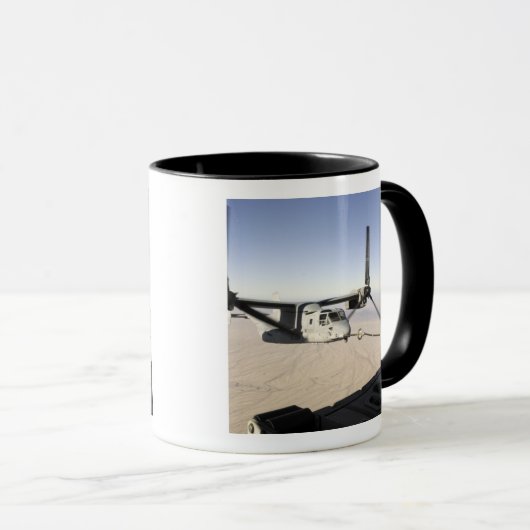 Een MV-22 Osprey vult midflight Mok (Voorkant rechts)