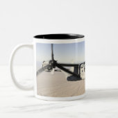 Een MV-22 Osprey vult midflight Tweekleurige Koffiemok (Links)