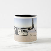 Een MV-22 Osprey vult midflight Tweekleurige Koffiemok (Center)