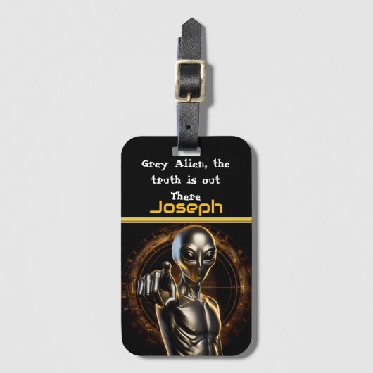 Een mysterieuze alien lonkt uit de schaduwen van A Bagagelabel (Voorkant (verticaal))