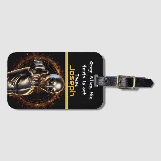 Een mysterieuze alien lonkt uit de schaduwen van A Bagagelabel (Voorkant (horizontaal))