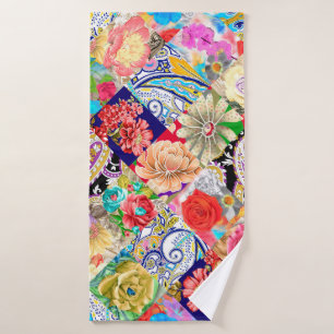 Een naadloos borduurpatroon met prachtige bloemen badhanddoek