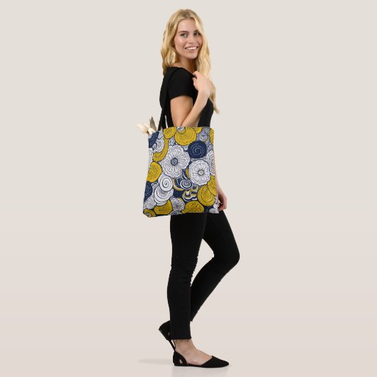 Een naadloos patroon met abstracte bloemelementen tote bag (Op model)