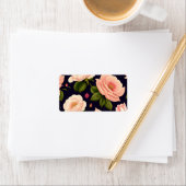 Een naadloos patroon met roze rozen op een donkere etiket (Insitu)