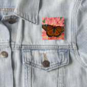Een nabootsing van de monarchvlinder vierkante button 5,1 cm (In situ)