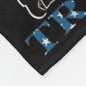 Eén natie onder God Trump 2024 God Amerikaanse vla Fleece Deken (Hoek)