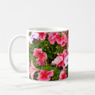 Een natuur foto is een mooie petunia bloem. Plan Koffiemok