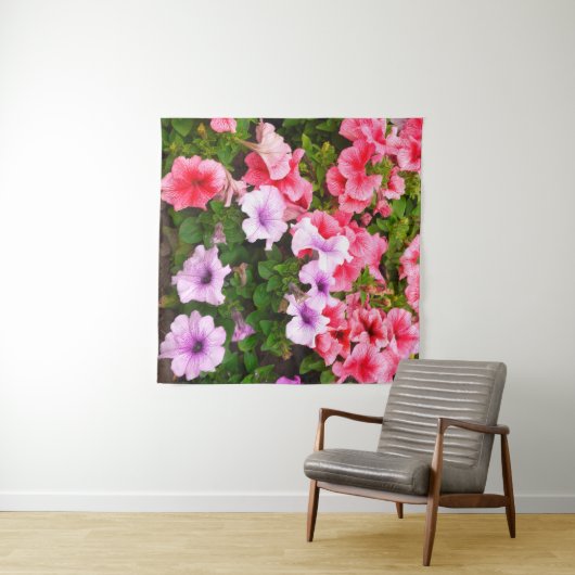 Een natuur foto is een mooie petunia bloem. Plan Wandkleed (In Situ (horizontaal))