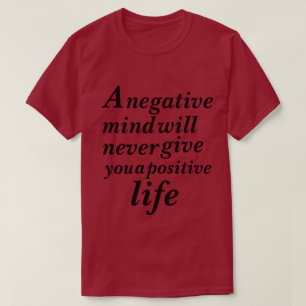 Een negatieve geest zal je nooit iets positiefs ge t-shirt