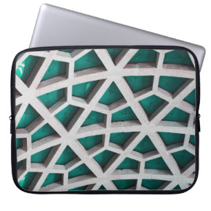 Een netwerk van betonsteunbalken op een plafond laptop sleeve