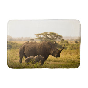 Een neushoorn met haar baby badmat