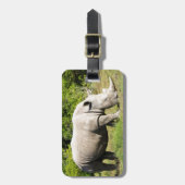 Een neushoorn zien eten tijdens een safari bagagelabel (Voorkant verticaal)