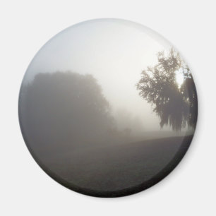 een nevelige ochtend voordat de zon opkomt magneet