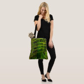 Een nieuw palmrond tote bag (Op model)
