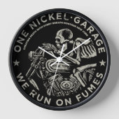 Een nikkel garage. We draaien op dampen Wall Clock (Voorkant)