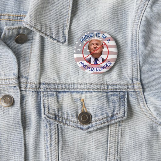 Een nooit-trump ronde button 5,7 cm (In situ)