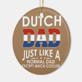 Een normale vader, behalve veel keramisch ornament (Links)