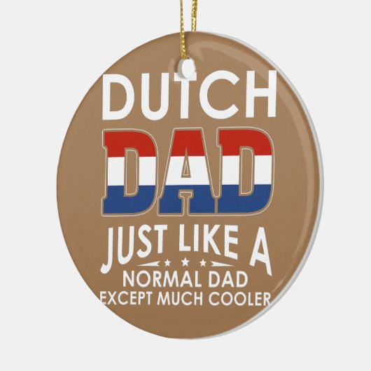 Een normale vader, behalve veel keramisch ornament (Links)