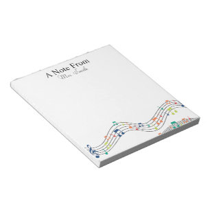 Een notitie van kleurrijke muzieknotitie over het notitieblok