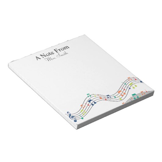 Een notitie van kleurrijke muzieknotitie over het  notitieblok (Schuin)