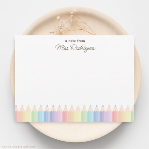 Een notitie van pastelkleurige regenboogpotloden L Notitiekaartje