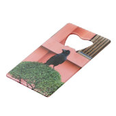 Een Oerwoud met grote vulling bedekt een baars op  Creditkaart Flessenopener (Voorkant Gekanteld)