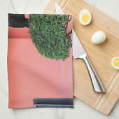 Een Oerwoud met grote vulling bedekt een baars op  Theedoek (Quarter Fold)