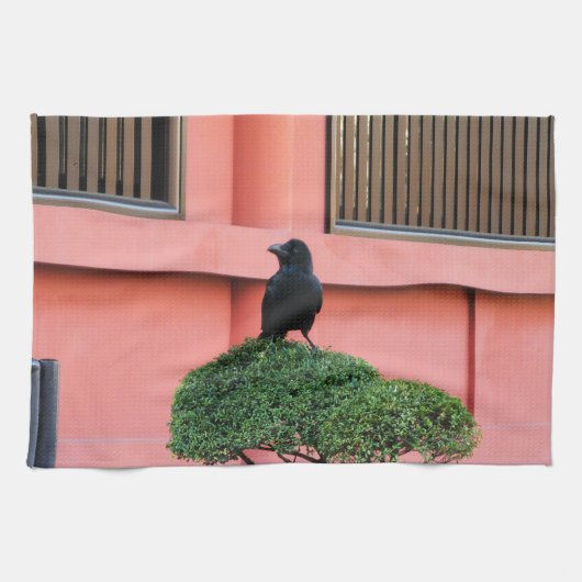 Een Oerwoud met grote vulling bedekt een baars op  Theedoek (Horizontaal)