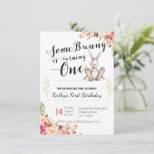 Een of ander konijn is een verjaardagsuitnodiging kaart (Staand voorkant)