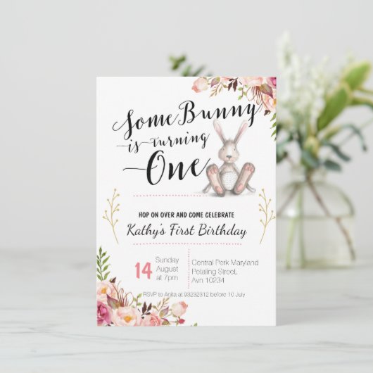 Een of ander konijn is een verjaardagsuitnodiging kaart (Staand voorkant)