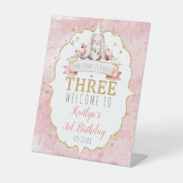 Een of andere Bunny draait 3e verjaardag Reclamebord Met Voetstuk