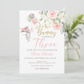 Een of andere Bunny draait om drie uitnodigingen (Staand voorkant)