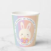 Een of andere Bunny draait om een regenboogdag Papieren Bekers (Voorkant)
