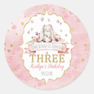 Een of andere Bunny draait op drie derde verjaarda Ronde Sticker