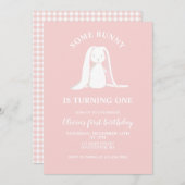 Een of andere Bunny is een roze eerste uitnodiging (Voorkant / Achterkant)